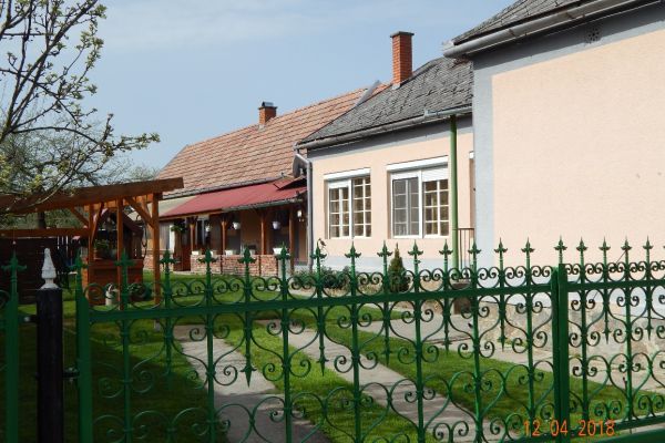 zijkant-huis7F3B250E-C05E-FF25-43D7-1061CE56230A.jpg